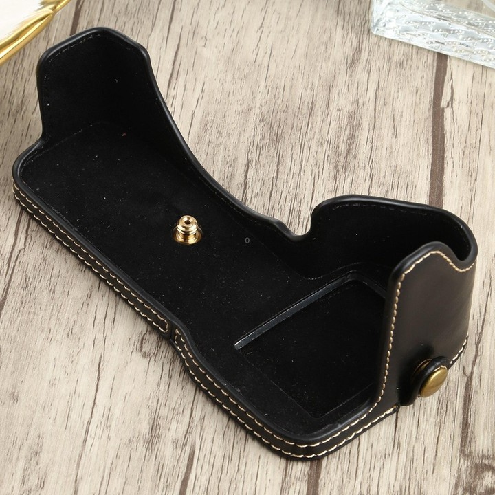 1/4 inch Thread PU Leather Camera Half Case Base for Sony ILCE-7RM4 / A7RM4 / A7R IV (Black)