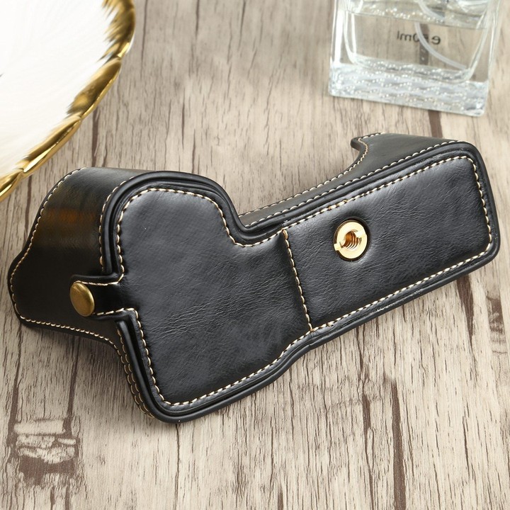 1/4 inch Thread PU Leather Camera Half Case Base for Sony ILCE-7RM4 / A7RM4 / A7R IV (Black)