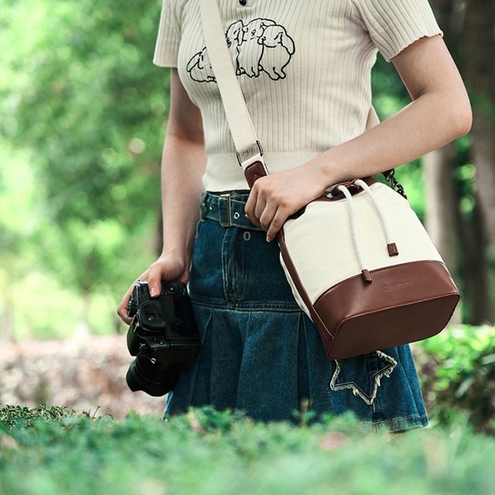 Cwatcun D100 Canvas PU Waterproof Bundle Drawstring Lens Bag Crossbody Camera Bag, Size:20 x 11 x 26cm(Beige)