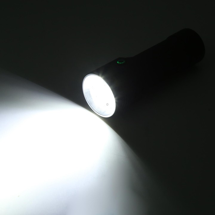 W5204 8 LEDs 3100LM High Brightness Rechargeable Flashlight(Black)