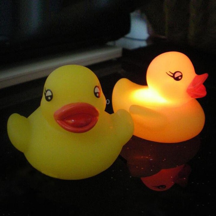 2 PCS LED Water Induction Light Duck Baby Bath Toys, Random Color Delivery