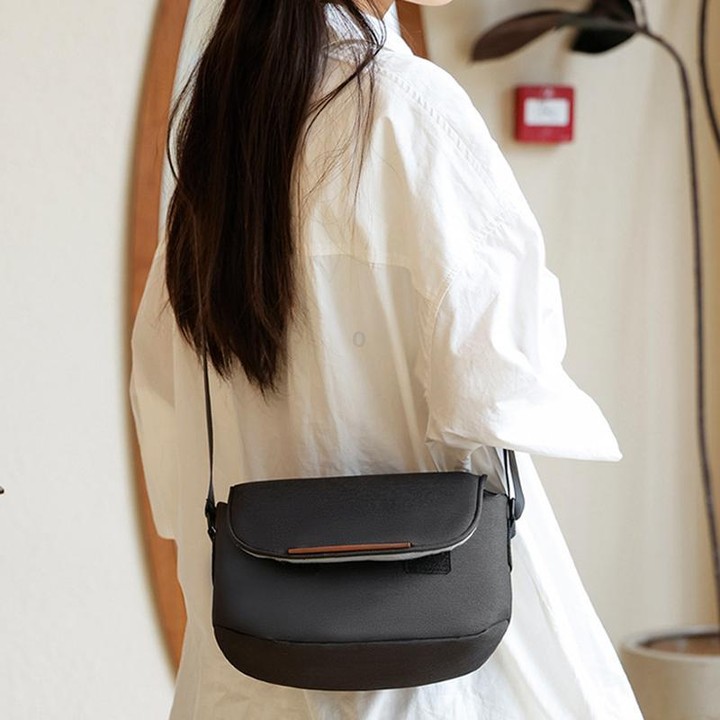 Single Shoulder Camera Bag Waterproof Vintage Universal Camera Crossbody Bag(Black)